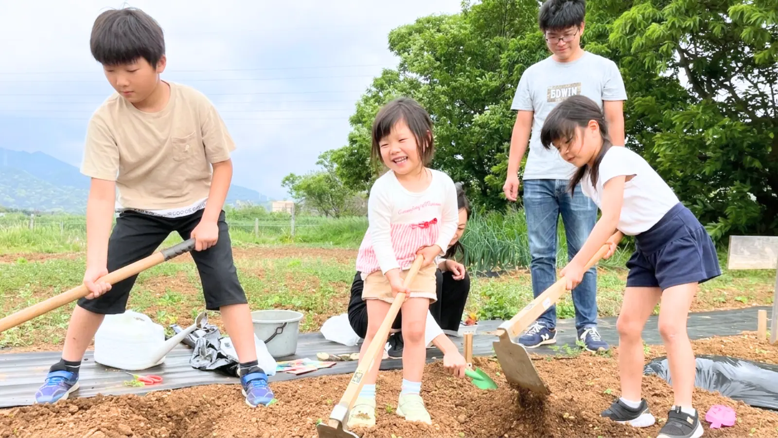 豊川市のシェア農園mino-LLで農作業を楽しむ親子